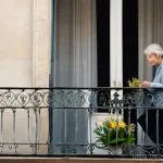 치매관리사 커뮤니티 활동 소개 - **A Dedicated Caregiver's Gentle Support in a Parisian Apartment:**
    A warm, inviting scene withi...